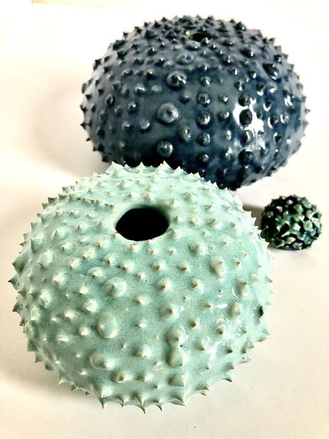 ceramic sea urchin handmade Handmade Garden Art, Raku Ceramics, Ceramic Handmade, Sea Inspired, Mini Vase, Sea Urchin, Sculpture Clay, Clay Pottery, Ceramic Sculpture