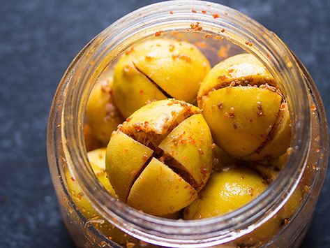 lemon pickle Mango Pickle Recipes, Amla Pickle, Chilli Pickle Recipe, Lemon Pickle Recipe, Lemon Coriander Soup, Indian Pickle Recipe, Pickle Mango Recipe, Pickle Seasoning, Bharta Recipe