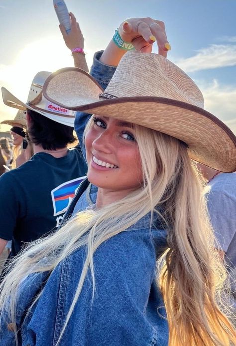 Levi Jeans Outfit Country, Coastal Cowgirl Lifestyle, Cute Country Concert Pictures, Papas And Beer Rosarito Outfit, Cowgirl Cocktail Attire, Country Concert Picture Ideas Solo, Cute Country Pictures, Rodeo Pictures Ideas, Country Concert Instagram Pictures