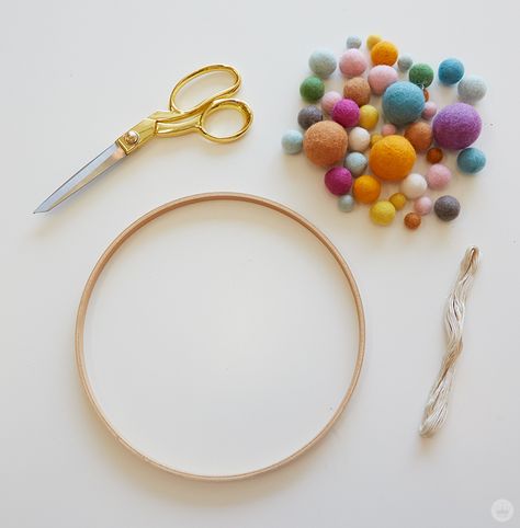 Diy Baby Mobile Girl, Embroidery Hoop Nursery, Embroidery Hoop Decor, Make A Mobile, Diy Crib, Diy Baby Mobile, Embroidery Hoop Crafts, Hand Painted Beads, Ideas Embroidery