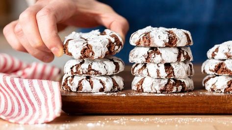 Cookies With Mini Chocolate Chips, Christmas Crinkle Cookies, Butterball Cookies, Snowball Cookie, Chocolate Crinkle Cookies Recipe, Wedding Mexican, Chocolate Sugar Cookie Recipe, Chocolate Christmas Cookies, Snowball Cookie Recipe