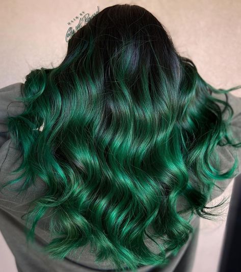 30 Ideas of Black Hair with Highlights to Rock in 2020 - Hair Adviser Green Hair Extensions, Black And Green Hair, Long Hair Highlights, Dark Green Hair, Pulp Riot Hair Color, Plum Hair, Black Hair Balayage, Hair With Highlights, Pulp Riot Hair