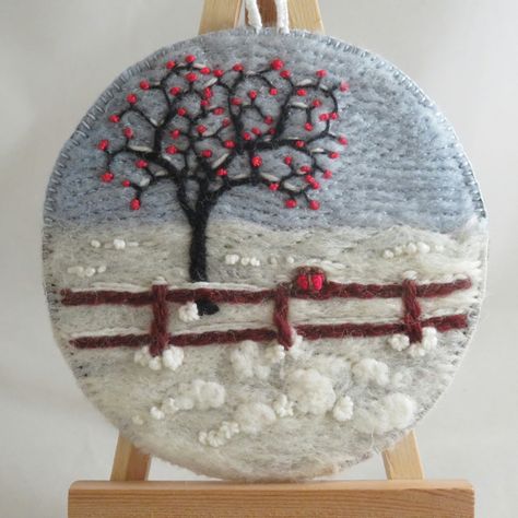 Felt Pebbles How To Make, Christmas Needle Felting Pictures, Needle Felted Pictures Ideas, Felting Pictures, Mini Pictures, Felt Painting, Button Hole Stitch, Felting Art, Wool Painting