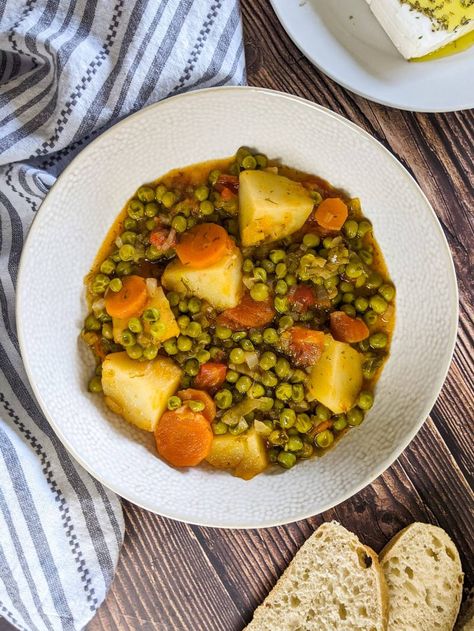 This green peas stew with carrots and potatoes is full of goodness and flavors. Great as a side dish or main with a slice of bread and some feta cheese. A traditional vegan Greek dish, very healthy and full of vitamins. Enjoy! Meal Vegetarian, Carrot Dishes, Stew Peas, Nutritious Lunch, Greek Dinners, Vegan Greek, Peas And Carrots, Carrots Potatoes, Vegetable Dish