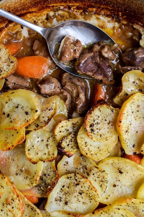 Beef Cottage Pie, Lancashire Hot Pot, Sweet Carrots, Hot Pot Recipe, Side Dishes For Chicken, Potato Toppings, Cottage Pie, Comfort Dishes, Crispy Potatoes