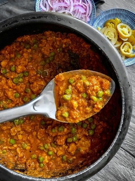 Chicken Keema Recipe Indian, Chicken Kheema Recipe, Chicken Mince Recipes, Chicken Keema Recipe, Keema Curry Recipe, Keema Curry, Chicken Peas, Keema Recipe, Turkey Mince Recipes