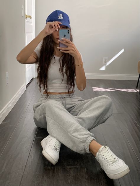 Sweatpants Chic Outfits, Outfit Ideas With Nike Sweatpants, Comfy Cute Sweatpants Outfit, Sweats With Crop Top Outfit, Baggy Sweatpants Aesthetic, Jogger Gris Outfit, Sweatpants Outfit Gym, Outfits With Adidas Joggers, Gym Outfit Joggers