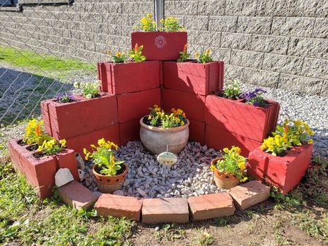 Backyard Cinder Block Ideas, Cinder Block Garden Wall Ideas, Cinder Block Yard Ideas, Cinder Blocks Ideas Outdoors, Mobile Home Decorating Outside, Cinder Block Landscaping, Cement Block Garden, Small Side Yard Ideas, Easy Front Yard Landscape