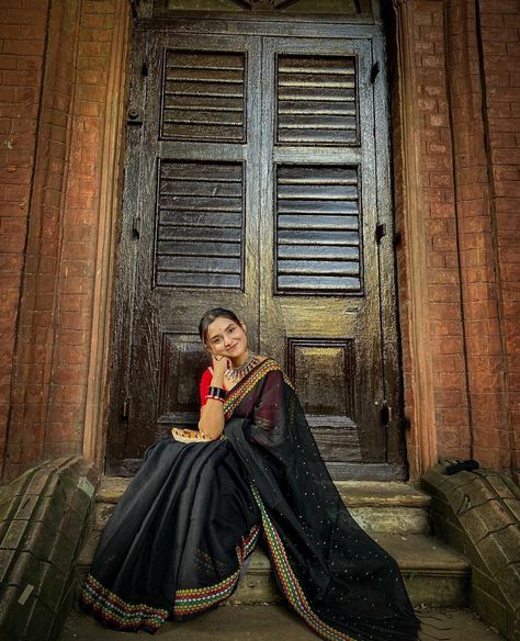 Saree Poses With Flowers, Bengali Saree Poses, Saree Shoot Photography, Monsoon Photoshoot, Traditional Saree Poses, Saree Poses Photoshoot Ideas, Saree Shoot, Desi Vibes, Bengali Saree