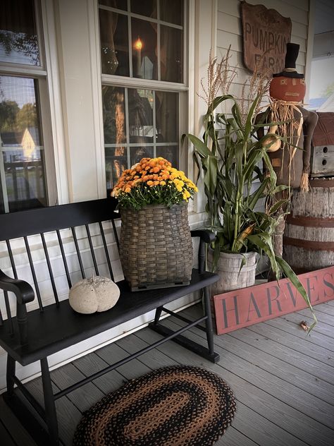 Primitive Fall Outdoor Decorating Ideas, Primitive Fall Porch Ideas, Prim Fall Decor Ideas, Fall Front Porch Decor Wash Tub, Primitive Living Room Ideas, Diy Primitive Decor, She Shed Decorating Ideas, Primitive Fall Decorating, Primitive Livingroom Furniture