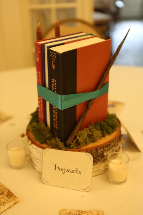 Hogwarts (Harry Potter) table centerpiece Harry Potter Centerpiece Ideas, Harry Potter Table Decorations, Crazy Activities, Deco Noel Harry Potter, Graveyard Party, Jello Worms, Harry Potter Table, Halloween Party Ideas For Kids, Harry Potter Bridal Shower