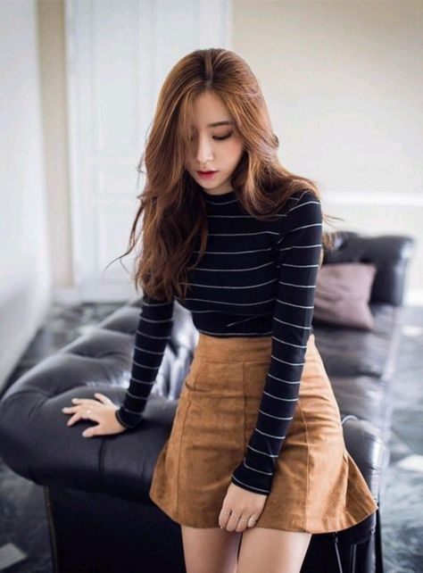 Korean Skirt Outfits, Jungkook Ff, Brown Skirt, Korean Casual Outfits, Sixties Fashion, Rock Outfit, Mode Chic, Korean Fashion Trends, Fashion Korean