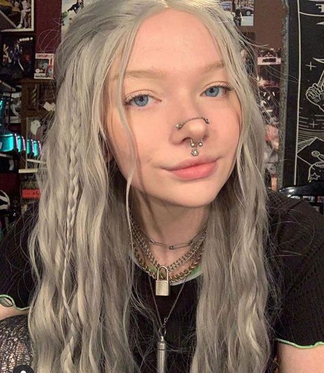 Looking Up Drawing, Double Nostril Piercing, Piercings Septum, Double Nose Piercing, Double Ear Piercings, Face Piercings, Cool Piercings, Facial Piercings, Cute Piercings