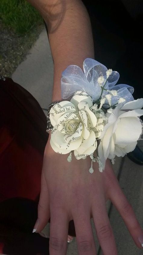 Fake Corsage, Fake Flower Corsage Diy, Corsage Prom Diy, Homemade Corsage, Cosarge Prom, Aesthetic Corsage, Paper Flower Corsage, Wrist Corsage Prom Real Flowers, Paper Corsage