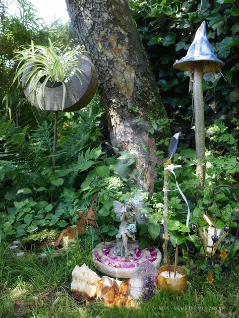 Litha Offering Altar for the Fairies Fairy Alter, Outdoor Altar Witch, Faerie Altar, Fairy Altar, Garden Altar, Outdoor Altar, Hedge Witchery, Witches Garden, Witchy Garden