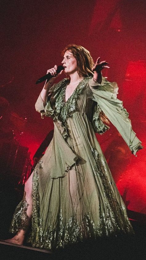 Florence The Machine Outfits, Florence Welch Dress, Redheaded Women, Florence Welch Style, Florence And The Machine, Concert Pics, Painting Background, London Night, Culture Clothing