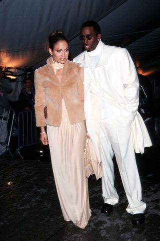 22 of the most fabulous vintage celebrity looks from the Met Gala. See our favorites here: Jennifer Lopez & Diddy, 1999 Best Met Gala Looks, Jlo Style, Met Gala Outfits, Met Gala Dresses, Jenny From The Block, Power Couples, Met Gala Red Carpet, Met Ball, Hippy Style