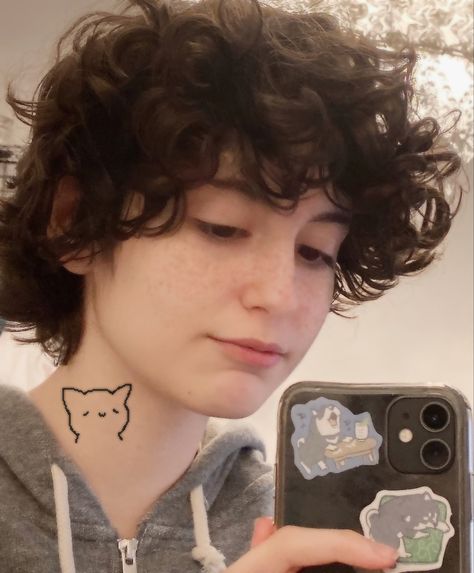 Girls With Boy Haircuts, Trans Boy Haircut, Non Binary Haircuts, Shot Hair, Androgynous Hair, Short Hair Tomboy, Short Curly Haircuts, Boys With Curly Hair, Haircuts For Curly Hair