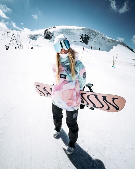 Women Snowboarding Outfits, Snowboard Pictures, Snowboarding Pics, Ski Outfits For Women, Dope Snow, Women Snowboarding, Snowboarding Pictures, Snowboarding Aesthetic, Ski Pictures