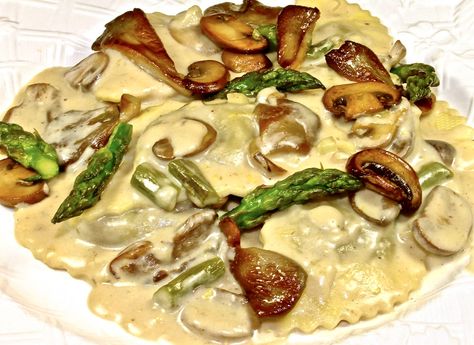 Asparagus Sauce, Ravioli Sauce, Asparagus Casserole, Asparagus Dishes, Creamed Asparagus, Ravioli Pasta, Asparagus And Mushrooms, Meatless Meal, Pasta Noodle Recipe