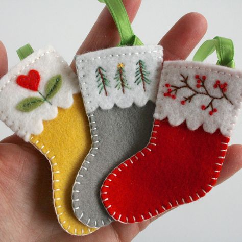 Diy Felt Christmas Ornaments, Baby Mobil, Felt Christmas Stockings, Felt Owls, Felt Crafts Christmas, Felt Crafts Diy, Felt Christmas Decorations, Felt Christmas Ornaments, Christmas Ornament Crafts