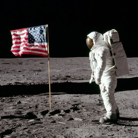 The knuckle-biting story of the first lunar landing from the people who were there. First Man On The Moon, Moon Shot, Grandparents House, Tv Watching, Lunar Landing, Apollo Missions, Stay Awake, White Tv, Historia Universal