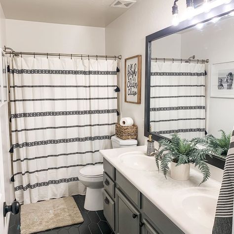 Black And White Aesthetic Bathroom, Boho Black Bathroom Decor, Diy Boho Bathroom, Boho Bathroom Black And White, Farmhouse Boho Bathroom, Bathroom Ideas Cream, Tan Bathroom Decor, Boho Farmhouse Bathroom, Black And Tan Bathroom