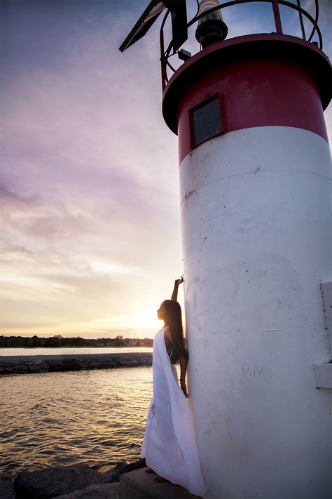 Lighthouse Photoshoot Ideas, Lighthouse Photoshoot, Pier Photography, Vacation Poses, Photoshoot Creative, Lighthouse Beach, Lighthouse Pictures, Photography Trends, Creative Portrait Photography