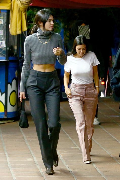 10/2/18: Leaving Pace restaurant in Los Angeles. Kendall Jenner Kourtney Kardashian, Kendall Jenner Tall, Kendall Jenner Vs, Kendall Jenner Height, Kendall And Kourtney, Kendall Ve Kylie, Kylie Jenner Outfits Casual, Estilo Kim Kardashian, Chicago West