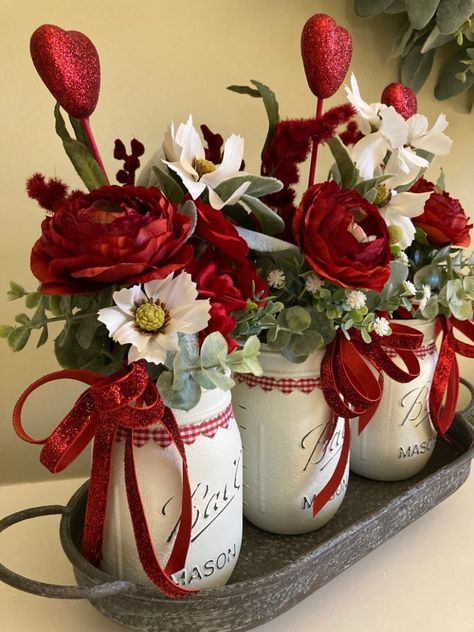 Valentine Tablescape Centerpiece Ideas, Valentines Centerpiece, Fall Mason Jar Centerpieces, Valentine Mason Jar, Valentine Flower Arrangements, Saint Valentin Diy, Valentines Bricolage, Kitchen Cute, Valentine Centerpieces