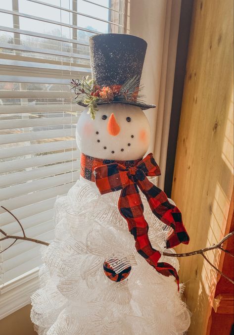 Tomatoe Cage Christmas Decorations, Tomato Cage Snowman Diy, Gnome Tomato Cage, Tomato Cage Snowman Tutorial, Snowman Tomato Cage, Snowman Made From Tomato Cage, Tomato Cage Christmas Decorations, Christmas Craft With Tomato Cage, Mesh Snowman Tomato Cage