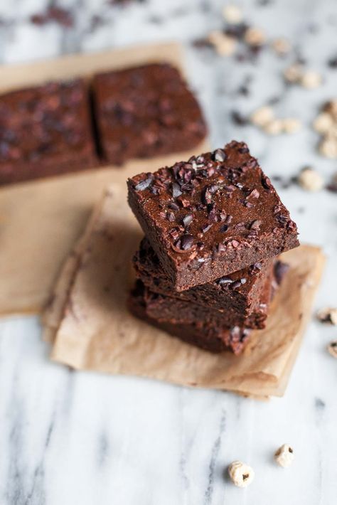 Tiger nut flour is the secret ingredient in these super fudgy paleo tiger nut brownies! And since tiger nuts are actually tubers, they're great for people with nut allergies. Tigernut Recipes, Tigernut Flour Recipes, Nut Brownies, Tiger Nut, Tigernut Flour, Aip Desserts, No Flour Cookies, Kid Desserts, Paleo Sweets