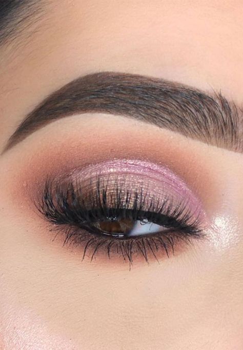 Neutral eyeshadow with subtle pink The eyes have a beautiful blend of color of brown and pink. This eyeshadow looks is stunning, features a beautiful... Brown And Pink Eyeshadow Looks, Subtle Pink Eyeshadow, Very Easy Makeup, Eye Makeup Trends, Natural Eyeshadow Looks, Prom Makeup For Brown Eyes, Fall Eyeshadow Looks, Glam Eyeshadow, Ball Makeup