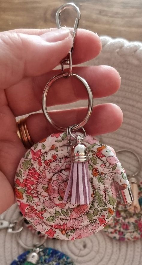 clothesline rope crafts | Keyrings made from rope leftovers (18") | Facebook Clothesline Rope Crafts, Coiled Rope Basket Diy, Rope Basket Diy, Clothesline Baskets, Coil Bowl, Pine Cone Wreaths, Coiled Rope Basket, Clothesline Basket, Rope Bags