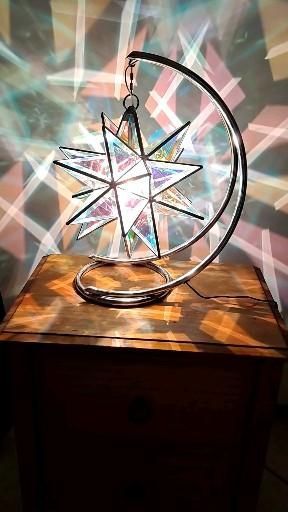 Riad Marrakech, Geometric Lighting, Stained Glass Diy, Crystal Suncatchers, Stained Glass Projects, Cool Inventions, Stained Glass Patterns, Stained Glass Art, Light Art