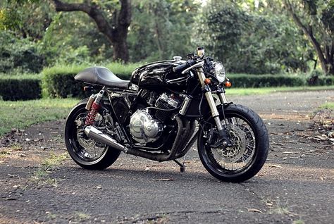 HONDA CB400 '97 SUPERFOUR Cb400 Super Four, Cb400 Cafe Racer, Moto Mods, Super Four, Honda Cb400, Cafe Racer Magazine, Japanese Motorcycle, Cafe Bike, Gsxr 600