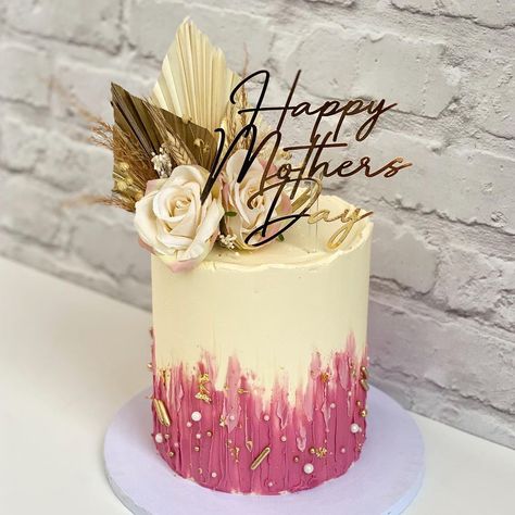 OH SUGAR! | Custom Cake Design on Instagram: “Another pretty one from Mother’s Day ☺️ . . . . . . . . . . . .…” Boujee Cake, Mother Birthday Cake, Diy Cake Topper Birthday, Decorate A Cake, Buttercream Cake Decorating, Elegant Birthday Cakes, Mothers Day Cake, Mini Cakes Birthday, Cake Decorating Frosting