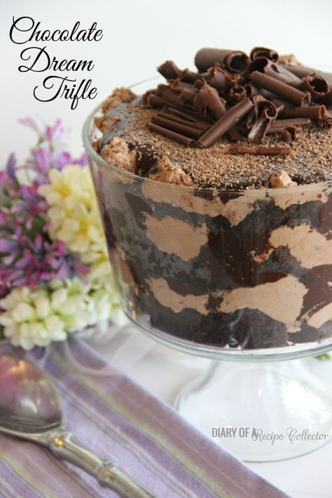 Chocolate Dream Trifle Trifle Cake, Strawberry Yoghurt, Chocolate Fudge Icing, Dessert Mousse, Dessert Parfait, Chocolate Trifle, Yummy Dishes, Cabbage Casserole, Trifle Desserts