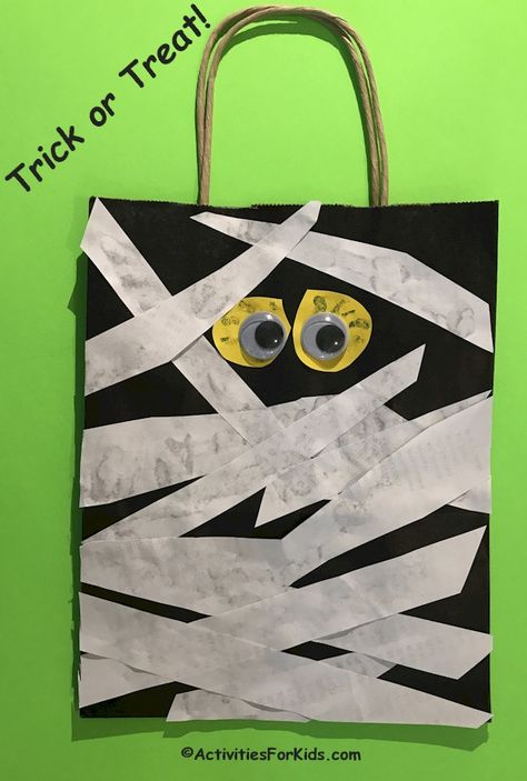 Halloween Bags For Preschoolers, Halloween Treat Bag Craft Preschool, Halloween Bags Preschool, Preschool Trick Or Treat Bags, Brown Paper Bag Halloween Treat Bags Diy Kids, Halloween Treat Bag Ideas For Preschool, Decorating Halloween Bags, Halloween Bag Decorating Ideas, Decorate Halloween Bags