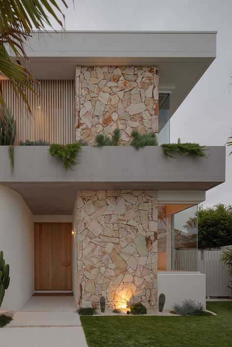 Contemporary Spanish Style Homes, Arsitektur Art Deco, Burleigh Heads, Stone Facade, Casa Exterior, تصميم للمنزل العصري, Stone Walls, Design Exterior, Hus Inspiration