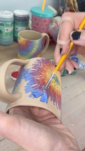 Tie Dye Ceramics, Under Glaze Painting Ceramics, Mug Glaze Ideas, Paint Your Own Pottery Ideas Mug, Mug Painting Ideas Diy, Pottery Finishes, Ceramics Painting Ideas, Pottery Glazing Ideas, Pottery Glaze Ideas