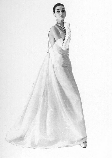 1964 Givenchy evening gown, This would make such a beautiful bridal gown, no? Groovy Fashion, 1960 Fashion, Vintage Givenchy, French Fashion Designers, Vintage Gowns, Vintage Couture, 1960s Fashion, Vintage Vogue, 60s Fashion