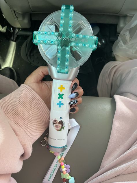 concert, moa, lightstick aesthetic, kpop concert Diy Light Stick Kpop, Kpop Lightstick Aesthetic, Aesthetic Kpop Concert, Moa Lightstick, Txt Lightstick Aesthetic, Moa Lightstick Aesthetic, Txt Lightstick Decoration, Kpop Lightstick Decoration, Txt Light Stick