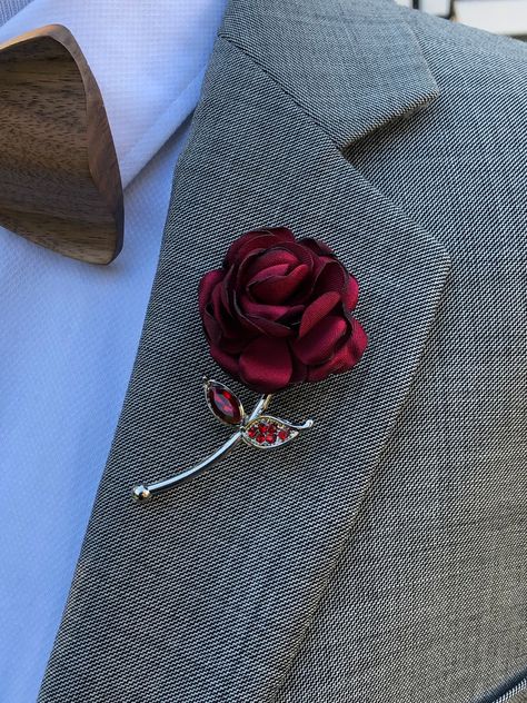 "Handmade classic red flower lapel pin for men's and women's, brooch pin for wedding party suit boutonniere. Dimensions: length 3.5\" by 2\" wide Shipping: we packaged and shipped by USPS mail same day or next day. Materials: fabric and pin As a gift, for weddings, the office, date night Perfect every single day! This lapel flower adds an excellent pop of color to any outfit! Perfect Size for her dress, Tuxedo suit, jacket pin" Green Wedding Boutonniere, Flower Groomsmen, Groomsmen Green, Wooden Bow Tie Wedding, Beige Suits Wedding, Rose Flower Red, Wedding Lapel, Lapel Pins Wedding, Diy Flores