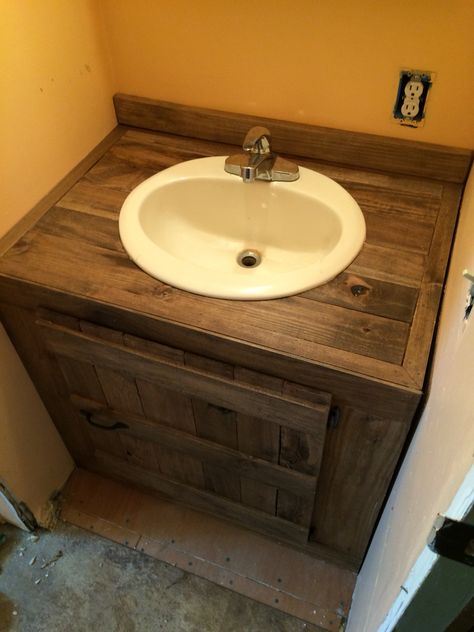 Another bathroom vanity made from pallet wood Pallet Bathroom, Pallet Home Decor, Rustic Farmhouse Bathroom, Primitive Bathrooms, Pallet Projects Easy, Bathroom Crafts, Farmhouse Bathroom Vanity, Pallet Shelves, Bathroom Idea