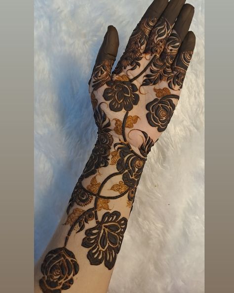 Mehndi Designs Big, Mehendi Artist, Mahendi Designs, Heena Design, Circle Mehndi, Modern Henna, Modern Henna Designs, Circle Mehndi Designs, Mehndi Design Photos