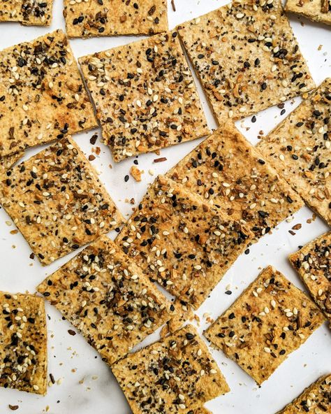 3-Ingredient Everything Bagel Grain Free Crackers (Gluten Free, Vegan) | Liz Moody Crackers Gluten Free, Healthy Crackers, Seed Crackers, Gluten Free Crackers, Homemade Crackers, Flax Seed Recipes, Vegan Crackers, Healthy Grains, Cracker Recipes