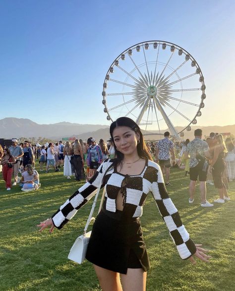 Korean Festival Outfit, Festival Poses Ideas, Coachella Outfit Ideas Women, Lalapalooza Outfits, Acl Festival Outfit, Concert Pose Ideas, Coachella Photos, Coldplay Concert Outfit, Music Festival Outfit Ideas