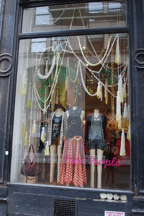 Free People Window Display, Free People Store Display, Boutique Window Display Shop Fronts, Retail Window Display Ideas, Boutique Window Displays, Windows Decor, Boutique Window, Xmas Window, Boho Ideas