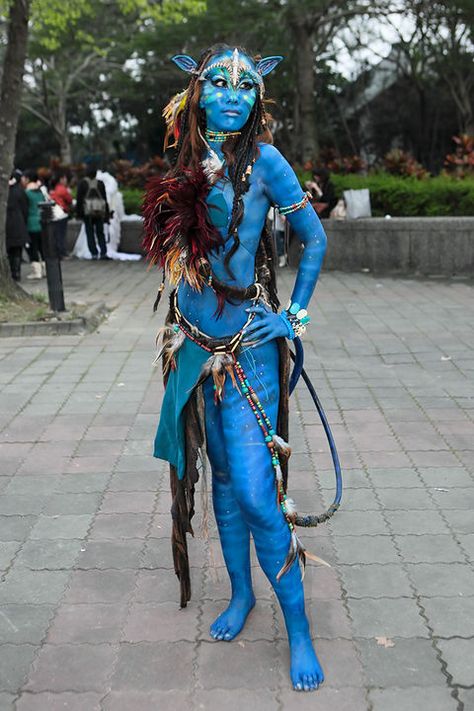 super intensely well done avatar costume Avatar Costume, Avatar Halloween, Most Popular Halloween Costumes, Avatar Cosplay, Popular Halloween Costumes, Cosplay Characters, Maquillage Halloween, Halloween Make, Cosplay Dress